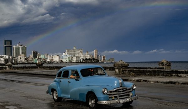 Cuba se esforzó por restablecer el suministro eléctrico tras un apagón nacional que afectó a la isla. FOTO: YAMIL LAGE / AFP