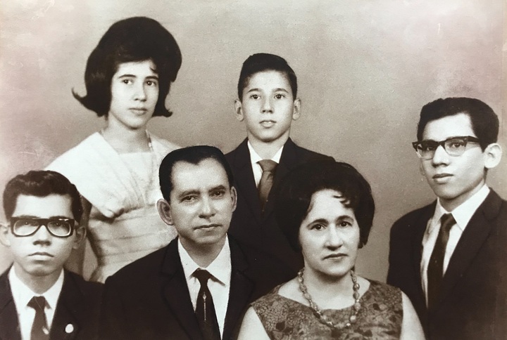 La familia Ortega Saavedra. De izquierda a derecha: Al frente: Daniel Ortega Saavedra, Daniel Ortega Cerda y Lidia Saavedra. Atrás: Lidia (Germania), Camilo y Humberto Ortega Saavedra. LA PRENSA/ ARCHIVO/ CORTESÍA