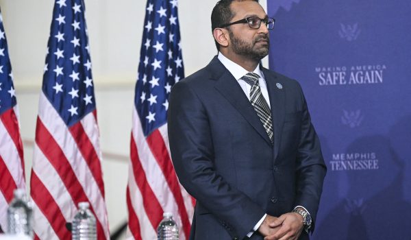 El director del FBI, Kash Patel, asiste a la mesa redonda del Grupo de Trabajo para la Seguridad de Memphis con el presidente estadounidense Donald Trump en Memphis, Tennessee, el 23 de marzo de 2026.