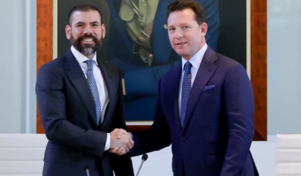 El hijo de la pareja dictatorial Laureano Ortega Murillo (izq.) saluda a Nicholas Candy (der.), presidente de la junta directiva de Condor Gold.