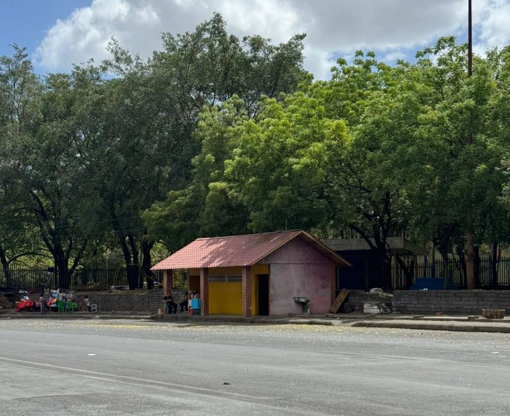 Comerciantes frente la Universidad Casimiro Sotelo, antes UCA, donde antes funcionaban las paradas de buses