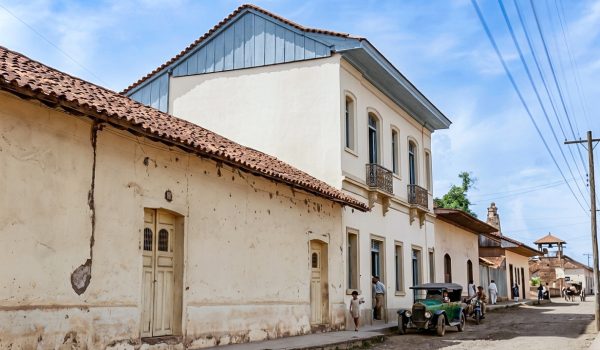 Una calle del barrio San Antonio, de este a oeste, donde se aprecia parte del templo católico del mismo nombre y su humilde campanario de madera