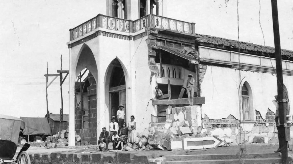 La iglesia del Perpetuo Socorro, severamente dañada, aunque su torre quedó intacta y sobrevivió a la hecatombe