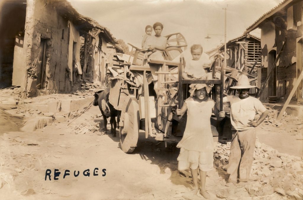 Sobrevivientes del terremoto de 1931, con los pocos enseres que recuperaron, abandonan la ciudad en una carreta jalada por una yunta de bueyes.