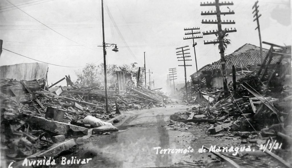 Los escombros sobre la avenida Bolívar; lo único que quedó en pie fueron los postes de energía y de alumbrado público