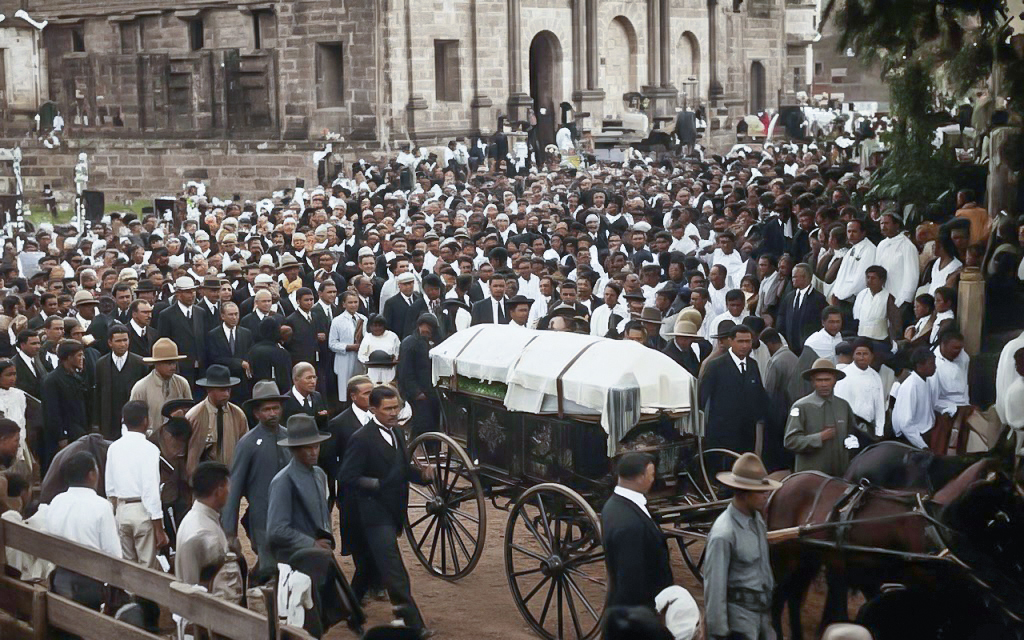 Un cortejo fúnebre de una persona pudiente sale del templo “La Parroquia” Santiago Apóstol, en la Managua anterior al terremoto de 1931
