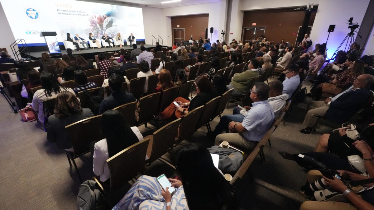 Personas asisten al V foro 'Panamá como centro de innovación en salud' este miércoles, en Ciudad de Panamá (Panamá). La medicina preventiva, la unificación de los dos sistemas sanitarios de Panamá y la inversión sanitaria son claves para promover la salud como un motor de desarrollo tanto económico como sostenible, según concluyeron expertos en un foro celebrado en la capital panameña. EFE/ Aris Mariota