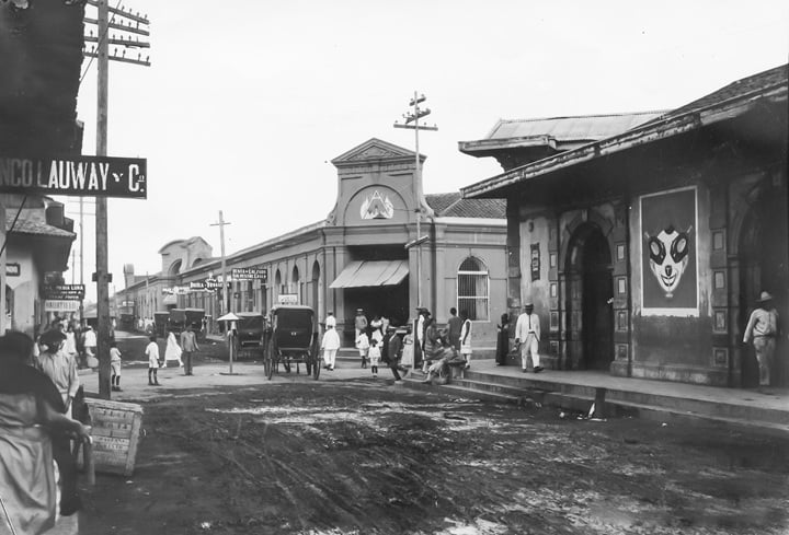 Una imagen de 1927. Al centro, fachada del mercado Central y, atrás de este último, el mercado San Miguel. Ambos edificios fueron destruidos por el terremoto de Managua de 1931. LA PRENSA/ SANDINOREBELLION.COM