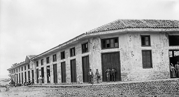 El edificio original del mercado Oriental, inaugurado el primero de marzo de 1941. LA PRENSA/ LA NOTICIA/ MEJORADA CON IA