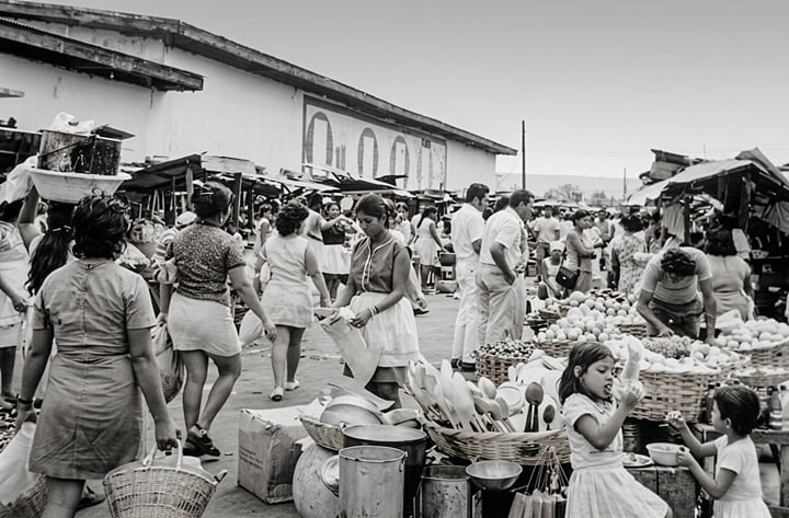 Una imagen del mercado Oriental después del terremoto de 1972, en la que se observan las bodegas de la Azucarera, ubicadas en la manzana donde se fundó el mercado. LA PRENSA/ TOMADA DE REDES SOCIALES