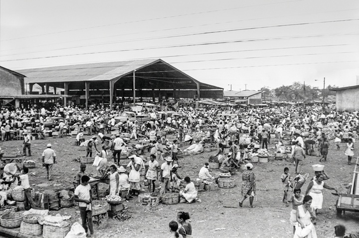 El mercado Oriental, fotografiado poco después del terremoto de 1972. En la imagen se observan unos galerones que fueron construidos casi desde la fundación del mercado. Hoy se trata del centro de compras más grande de Centroamérica.  LA PRENSA/ TOMADA DE REDES SOCIALES