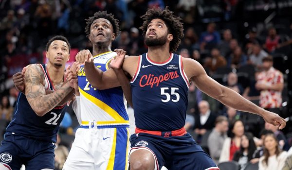Norchad Omier logró seis puntos contra los Timberwolves de Minnesota. / AFP