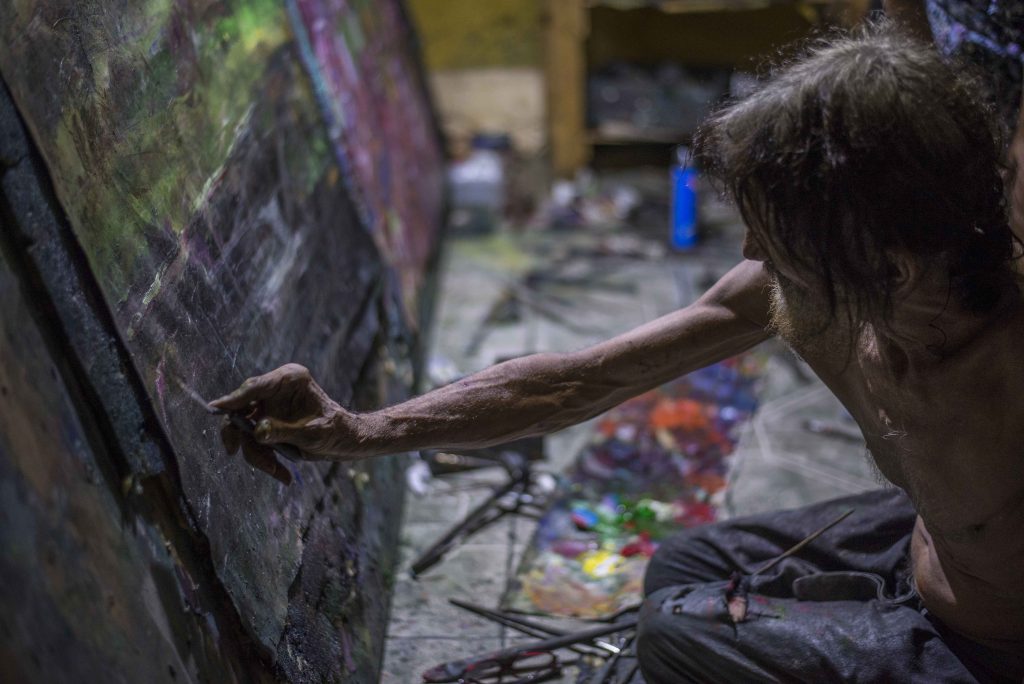 Dispersos por el piso y los rincones de su estudio, el poeta Raúl Marín encuentra en ese caos los colores e ideas de su arte