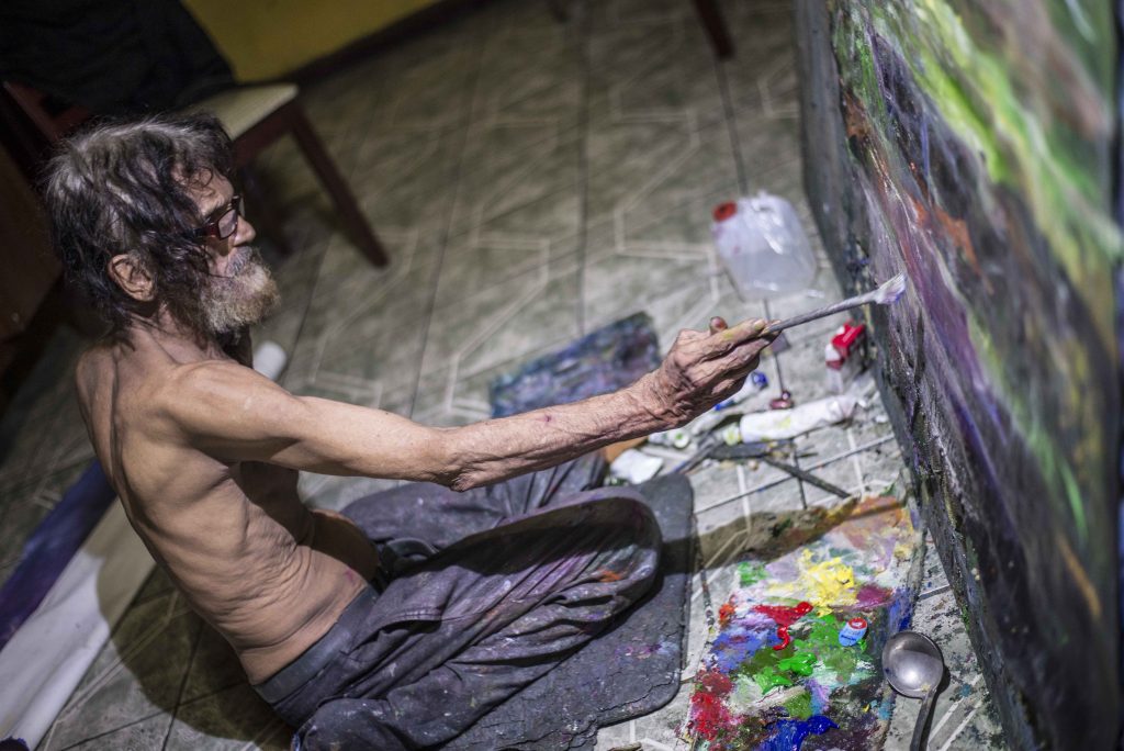 El pintor se queja plagian o imitan sus obras para sacar provecho sin que él vea un centavo.