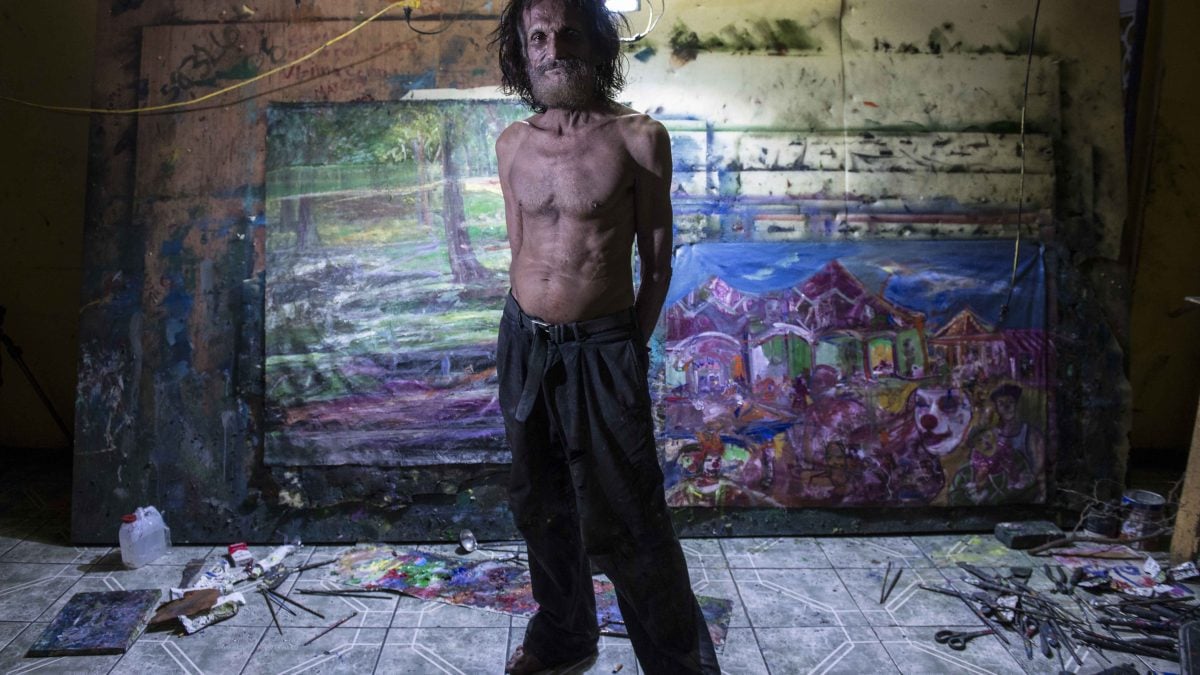 El pintor nicaragüense Raúl Marín, en su estudio taller de pintura, donde reina la creatividad junto al caos