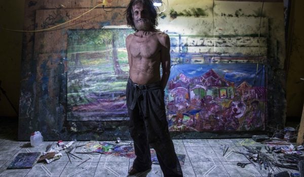 El pintor nicaragüense Raúl Marín, en su estudio taller de pintura, donde reina la creatividad junto al caos
