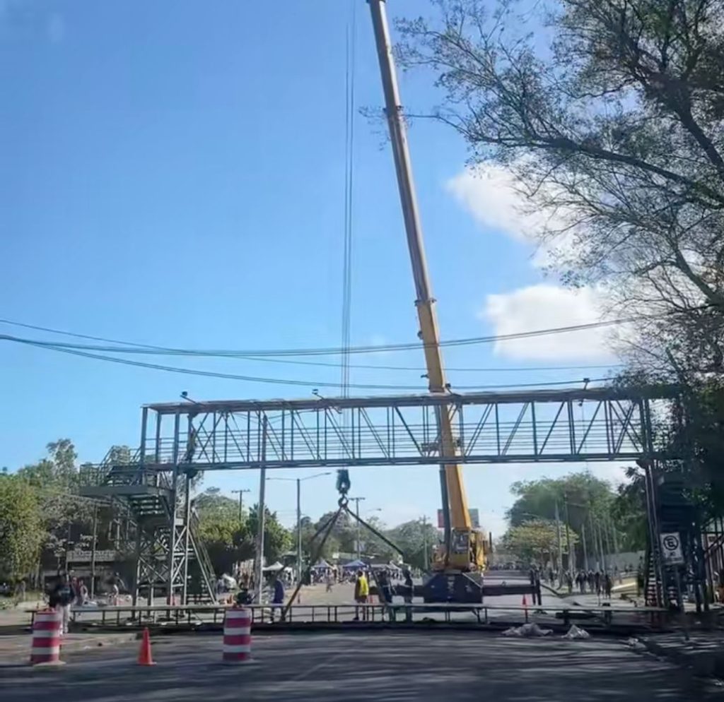 Puente peatonal fue removido en el sector de la UCA