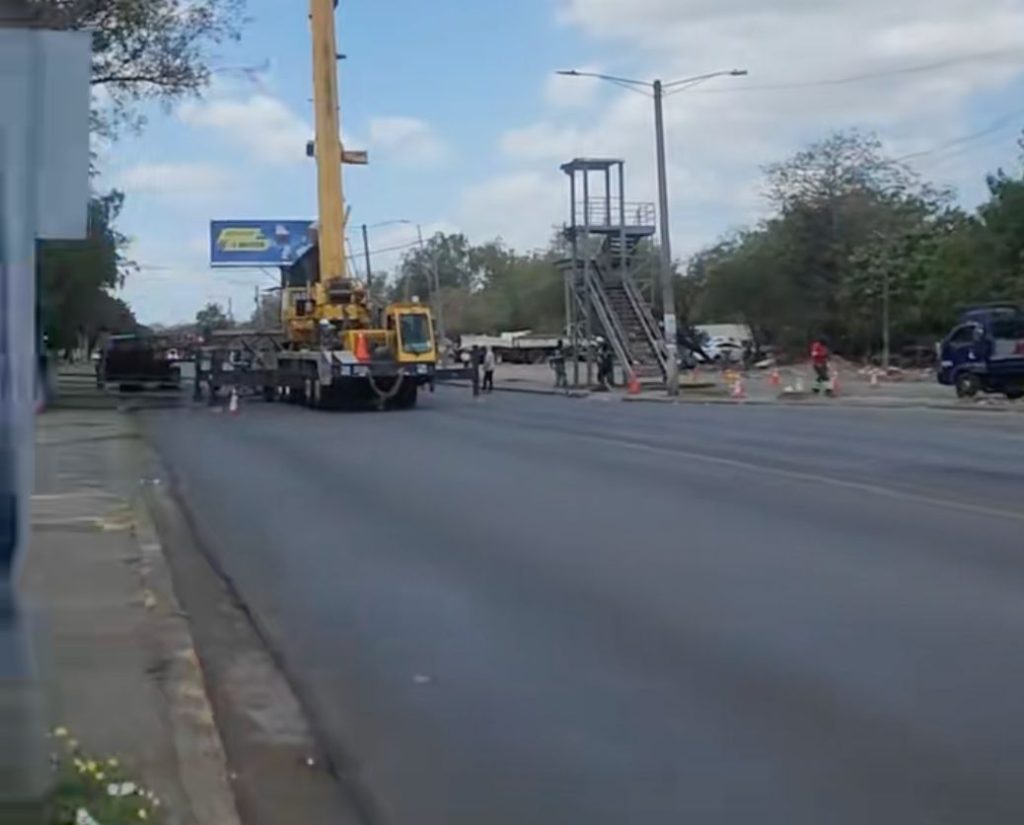 Puente peatonal fue removido en el sector de la UCA