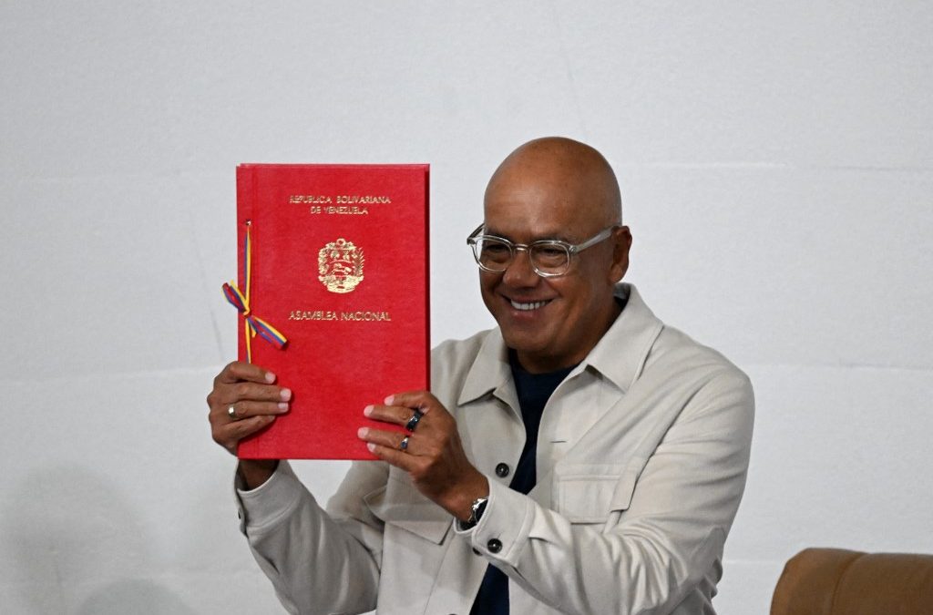 El presidente de la Asamblea Nacional de Venezuela, Jorge Rodríguez, mostró el nuevo proyecto de ley de minería que se discutió en la Asamblea Nacional en Caracas. AFP/ Juan Barreto