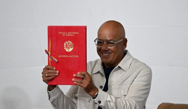 El presidente de la Asamblea Nacional de Venezuela, Jorge Rodríguez, mostró el nuevo proyecto de ley de minería que se discutió en la Asamblea Nacional en Caracas. AFP/ Juan Barreto