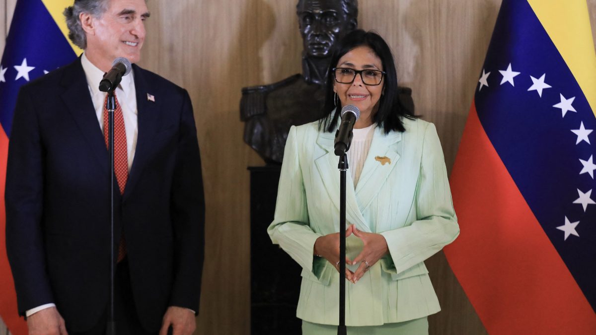 El secretario del Interior de Estados Unidos, Doug Burgum y la presidente de Venezuela, Delcy Rodríguez, en un encuentro reciente. Presidencia de Venezuela/AFP