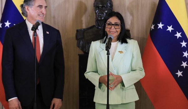 El secretario del Interior de Estados Unidos, Doug Burgum y la presidente de Venezuela, Delcy Rodríguez, en un encuentro reciente. Presidencia de Venezuela/AFP