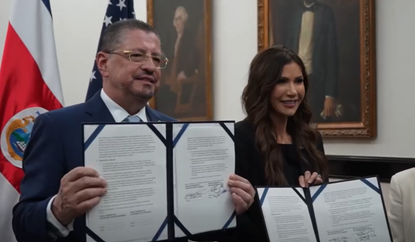 Presidente de Costa Rica, Rodrigo Chaves, junto a la funcionaria estadounidense enviada especial del “Escudo de las Américas”, Kristi Noem. Foto: Captura de video de Presidencia de Costa Rica.
