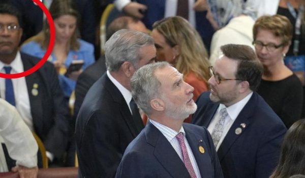 Atrás el cocanciller de Nicaragua, Valdrack Ludwing Jaentschke Whitaker en la toma de posesión del presidente chileno José Antonio Kast. Foto: EFE.