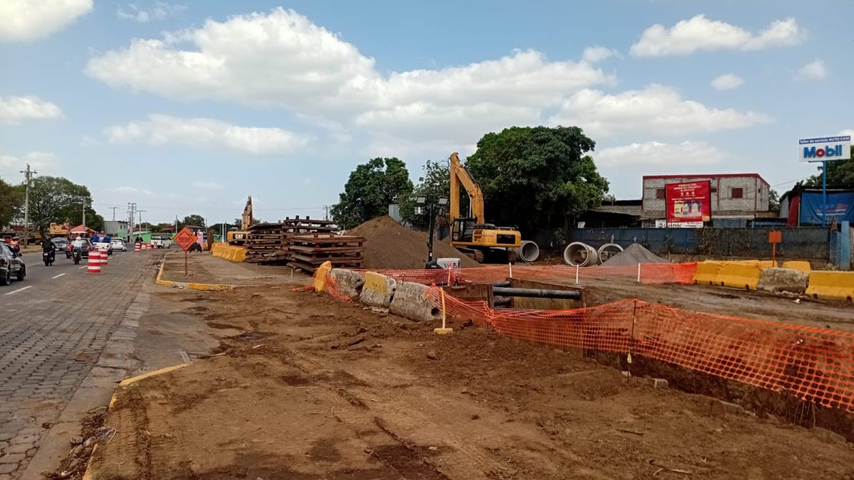 En el tramo III, frente al barrio Riguero, comenzó la apertura de profundas zanjas para instalar los tubos donde fluirán las aguas grises. Foto: Cortesía/LA PRENSA