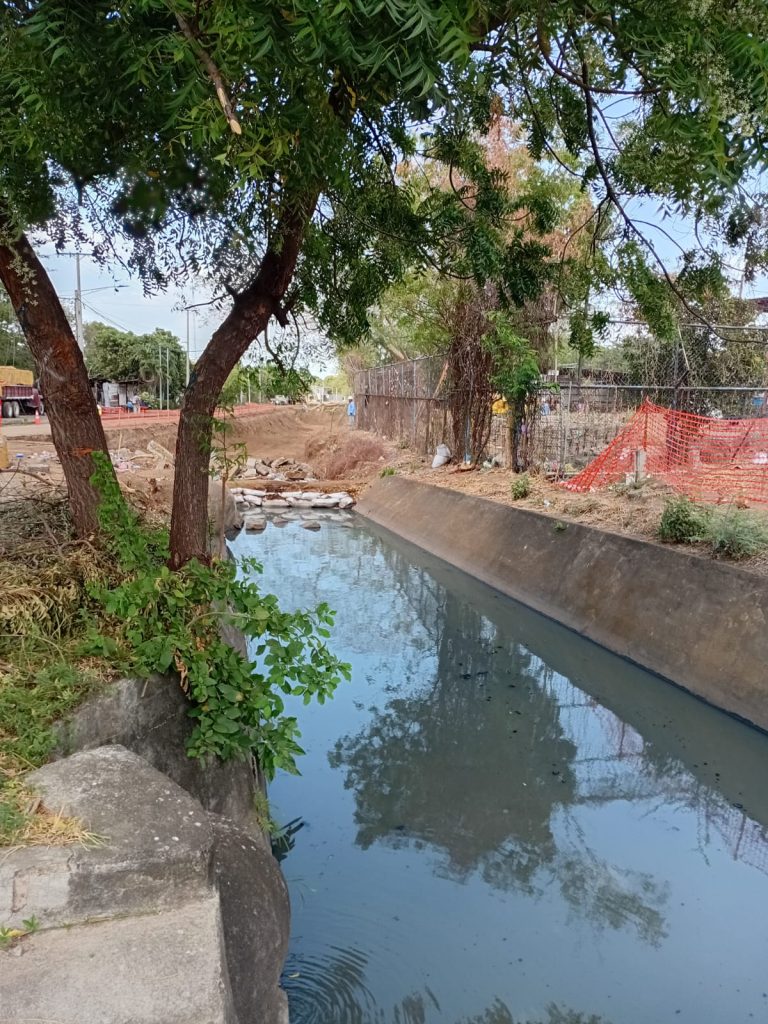 Aguas putrefactas y pestilentes en una represa hecha por los constructores al inicio del cauce Los Duartes, de ENEL hacia el oeste. Foto: Cortesía/LA PRENSA