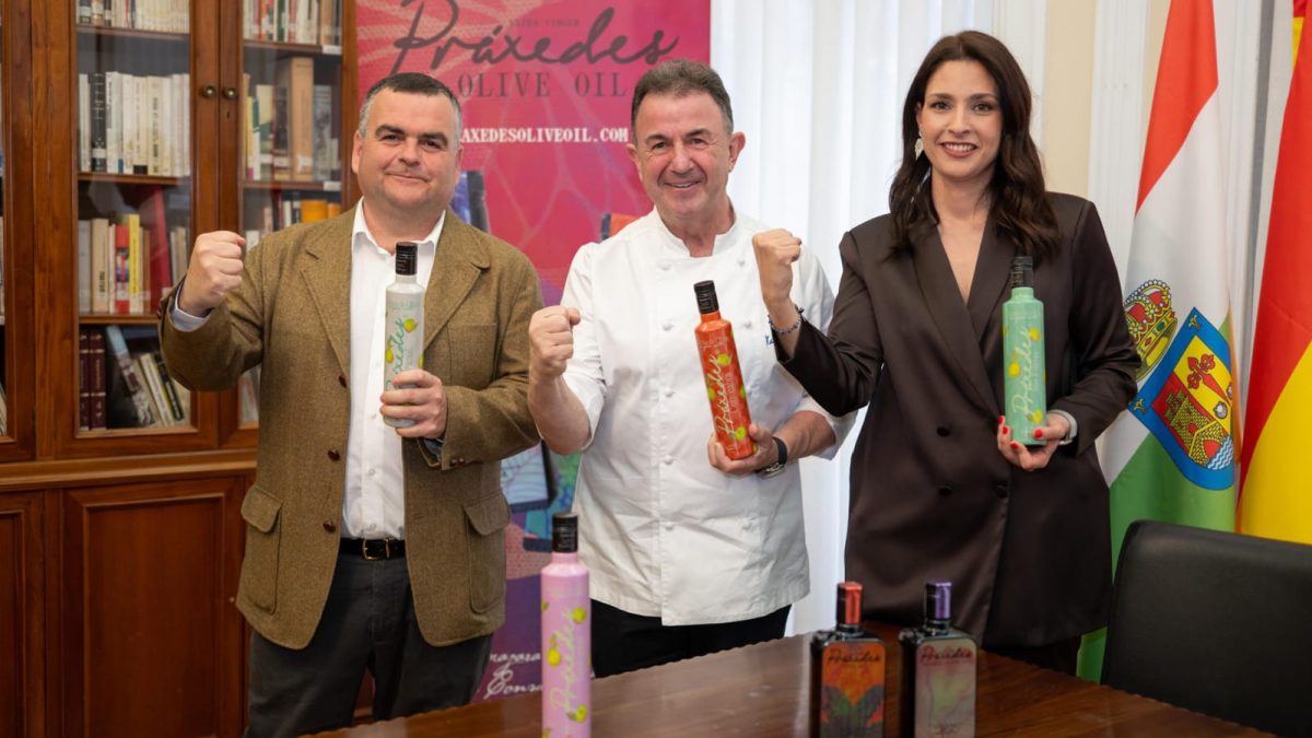 Madrid, 6 mar (EFE).- El cocinero con más estrellas Michelin de habla hispana, Martín Berasategui, ha sido presentado, en un acto celebrado en el Centro Riojano de Madrid, como embajador de Práxedes Olive Oil, un proyecto de aceite artesanal situado en Navahermosa (Toledo). Este proyecto también ha querido hacer el lanzamiento oficial de una nueva imagen de sus productos que lleva elaborando más de un año, con los que, según sus propietarios, mantienen el legado familiar del olivar tradicional que poseen en los Montes de Toledo. “Es una familia que me han traído los mejores aceites que he probado en muchísimos años. Un brazo derecho mío, Óscar, me dijo, mira, te vas a quedar alucinado. Me trajo estos aceites hace un año y me quedé boquiabierto”, ha explicado Berasategui a EFE sobre cómo surgió esta alianza. El chef, que actualmente posee 9 estrellas Michelin, ha asegurado que de las tres variedades de aceite -picual, arbequina y cornicabra- se quedó “alucinado” con la cornicabra. Para él, “la naturaleza y la cocina empieza por las materias primas y por la gente”, así que se ha mostrado satisfecho de esta colaboración que mantiene su estrategia de interesarse por “los mejores productos que hacen los pequeños artesanos”. Práxedes Olive Oil está formado por los hermanos Mar y José María Guerrero junto a Pedro Antonio Miguel Pérez, quienes, además de proporcionar el aceite en los restaurantes de Martín Berasategui, esperan poder comercializar parte de la producción en establecimientos de toda España. Miguel Pérez ha asegurado que el objetivo es que “la gente disfrute del producto”, el cual ha definido como uno que “marca tradición, que marca solera”, y del que ha ensalzado su proceso artesanal en el que priorizan la extracción en frío y el control todo el proceso desde el cultivo hasta el embotellado. “Te diría que conocemos casi cada oliva. La cuidamos todo el año, se la mima, se trabaja, se poda y se recoge también con el mismo esmero o mayor, sin nada de química”, ha detallado Pedro Antonio. Respecto a su “buque insignia”, ha comentado que la variedad 100% cornicabra tiene una antigüedad centenaria en la región de los Montes Toledo, cuya altitud y orografía le aportan unas cualidades que no existen en otras zonas, y que le otorga cierto punto de exclusividad porque se trata de un aceite de secano, “que no se puede hacer súper intensivo como otros productos”. Los hermanos Guerrero, José María y Mar, han manifestado durante la presentación que a pesar de ser una empresa joven con dos años de actividad, les preceden más de dos cientos años de tradición familiar con una variedad “que requiere paciencia” para lograr un producto de excelencia. Los tres socios esperan que estar junto a una figura tan conocida a nivel internacional les aporta su conocimiento y “su paladar”, junto con contagiarse de “la felicidad que transmite Martín Berasategui en la cocina mundial”. EFE