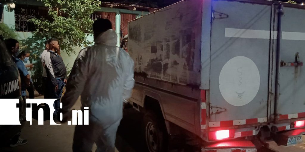 Forense llega a levantar el cuerpo del destacado profesor de Periodismo que fue encontrado sin vida en su casa, en el barrio Batahola Sur de Managua. Foto: Canal 8.