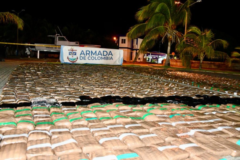Dos nicaragüenses fueron detenidos por la Armada Nacional de Colombia cuando navegaban a bordo de una lancha tipo go fast con 1.2 toneladas de marihuana. Foto: El Extra Colombia.