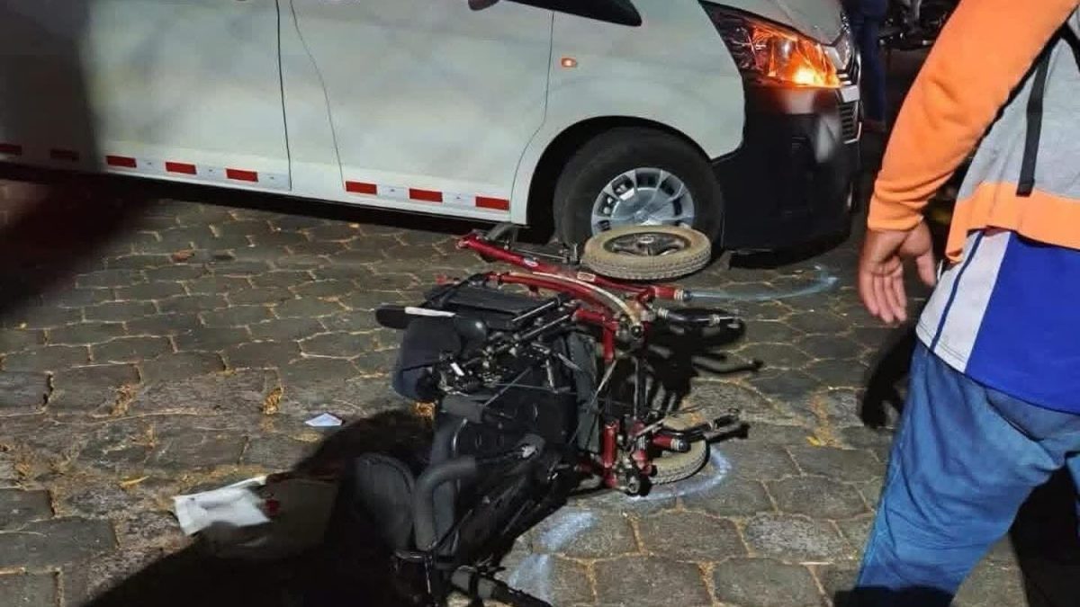 Madre e hijo son arrollados por un conductor de microbús en Managua. Él murió en el lugar y su madre resultó lesionada. Foto: La Voz del Norte/facebook.