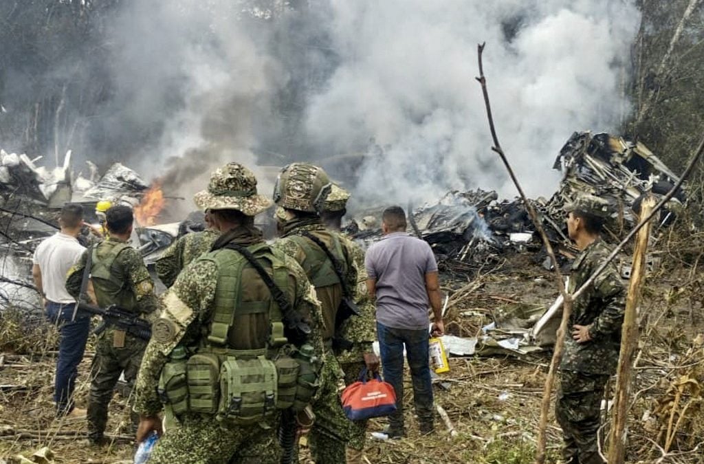 Esta captura de pantalla muestra a soldados y rescatistas cerca de un avión Hércules de la Fuerza Aérea que emite una densa columna de humo, tras estrellarse durante el despegue en Puerto Leguízamo, Colombia, cerca de la frontera sur con Ecuador, el 23 de marzo de 2026. Daniel Ortiz / AFP