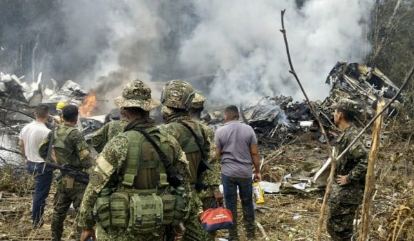 Accidente de avión militar en Colombia deja 34 muertos y 70 heridos