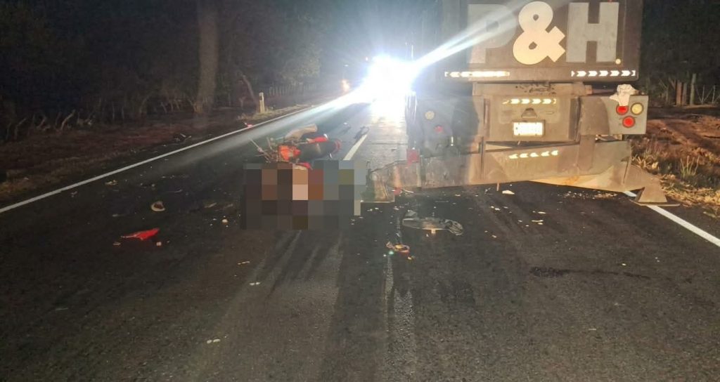 Moisés Coronado, de 25 años, falleció después de estrellarse de forma violenta en un costado de la parte trasera de una grúa en la Carretera a León. Foto: La Primerísima/Facebook.