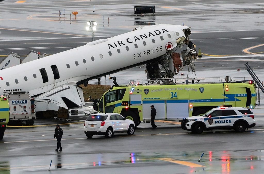 Un avión CRJ-900 de Air Canada Express permanece en la pista tras colisionar con un camión de bomberos de la Autoridad Portuaria en el aeropuerto LaGuardia el domingo 22 de marzo en la ciudad de Nueva York. Michael M. Santiago/Getty Images/AFP