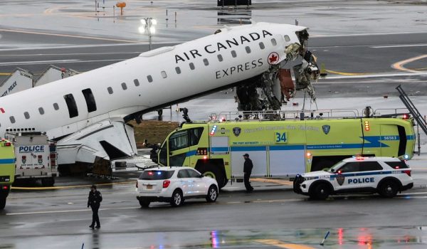 Dos muertos y decenas de heridos deja choque de avión y camión de bomberos en Nueva York