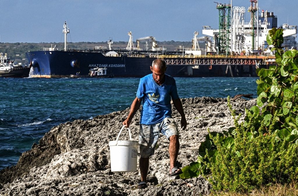 Un hombre camina mientras el petrolero ruso Anatoly Kolodkin se encuentra en la terminal petrolera del puerto de Matanzas, en el noroeste de Cuba, el 31 de marzo de 2026. Yamil LAGE / AFP