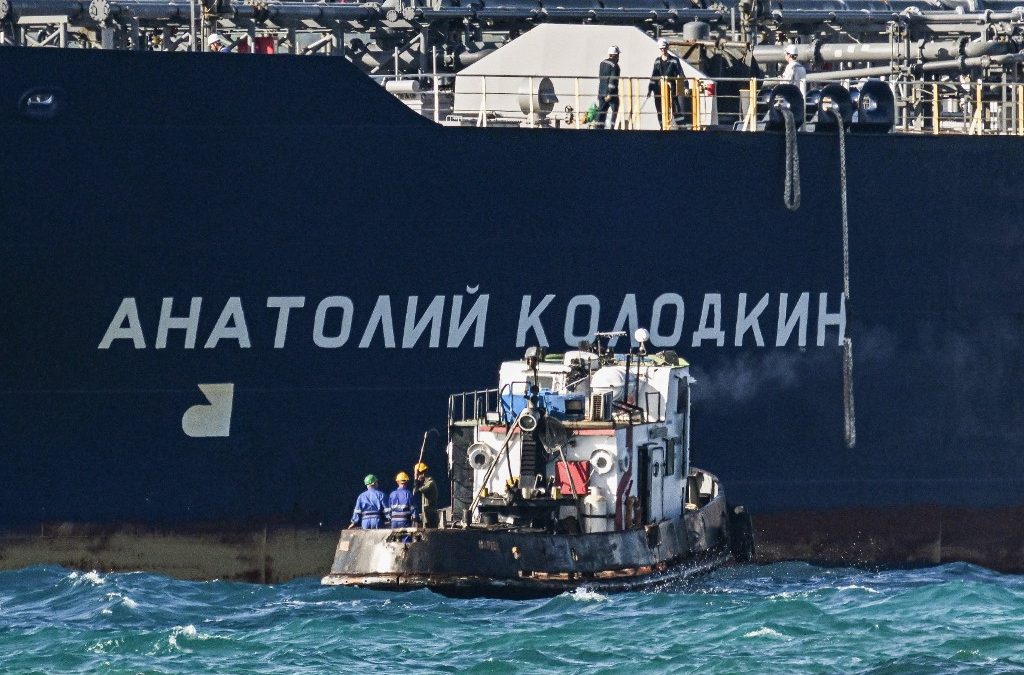 Trabajadores a bordo de un remolcador guían al petrolero ruso Anatoly Kolodkin a su llegada a la terminal petrolera del puerto de Matanzas, en el noroeste de Cuba, el 31 de marzo de 2026. Yamil LAGE / AFP