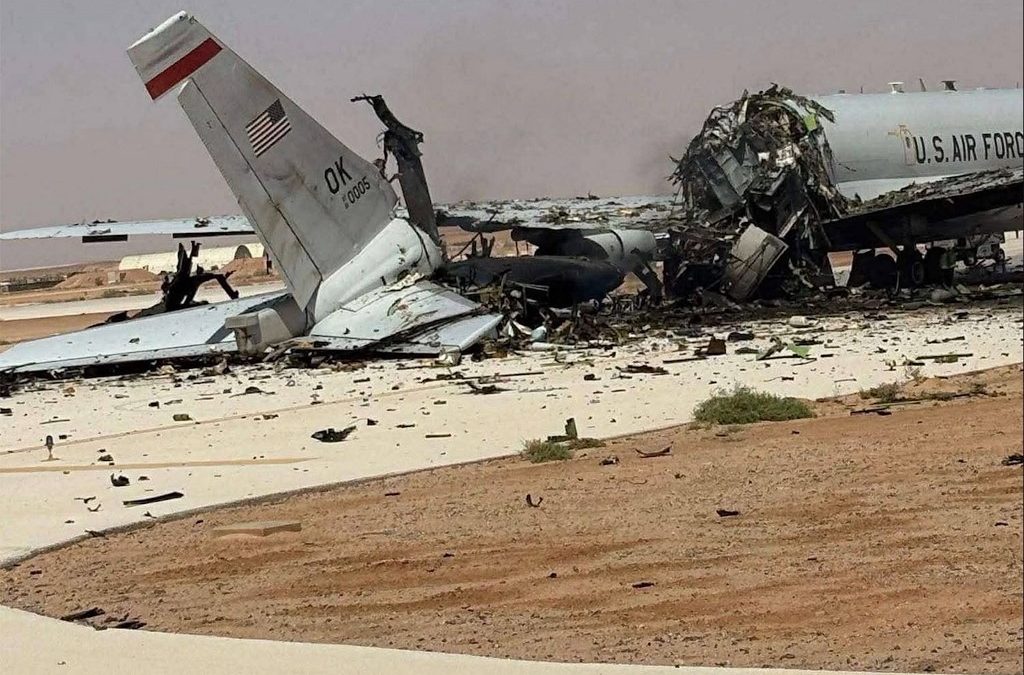 En la imagen de redes, verificada por AFP, se ve un avión del Sistema Aerotransportado de Alerta y Control (AWACS) de la Fuerza Aérea de EE. UU. destruido, utilizado principalmente para el control del tráfico aéreo, tras un ataque iraní con proyectiles en la base aérea Príncipe Sultán en Arabia Saudita. El ataque iraní con misiles y drones contra la base aérea Príncipe Sultán en Arabia Saudita hirió al menos a 12 soldados estadounidenses, dos de ellos de gravedad, según The New York Times y The Wall Street Journal, que citan a funcionarios no identificados. Foto de UGC / AFP