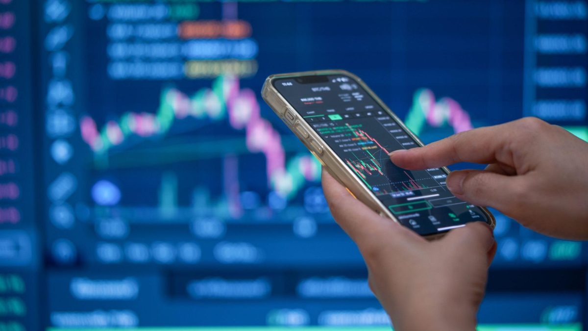 Los extraños movimientos en los mercados han motivado sospechas de que se hicieron con información privilegiada.