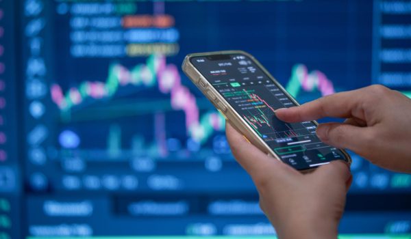Los extraños movimientos en los mercados han motivado sospechas de que se hicieron con información privilegiada.