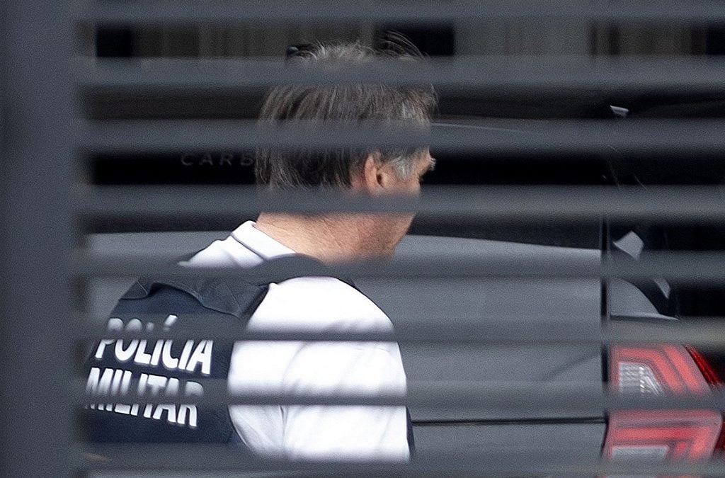 Fotografía difundida por Metropoles del expresidente brasileño (2019-2022), Jair Bolsonaro, llegando a su casa con un chaleco antibalas tras ser dado de alta del hospital DF Star en Brasilia, el viernes 27 de marzo de 2026. Vinicius Schmidt / Metropoles / AFP