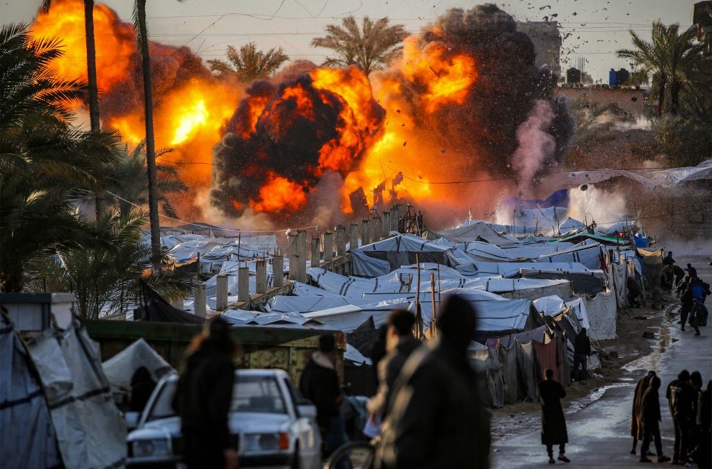 Una bola de fuego estalla tras un ataque israelí cerca de un campamento de tiendas de campaña que alberga a personas desplazadas por la guerra en Deir el-Balah, en el centro de la Franja de Gaza, el 25 de marzo de 2026. La violencia ha persistido en Gaza a pesar del alto el fuego que entró en vigor el 10 de octubre, y tanto Israel como Hamás se acusan mutuamente de violaciones. (Foto de Eyad Baba / AFP)