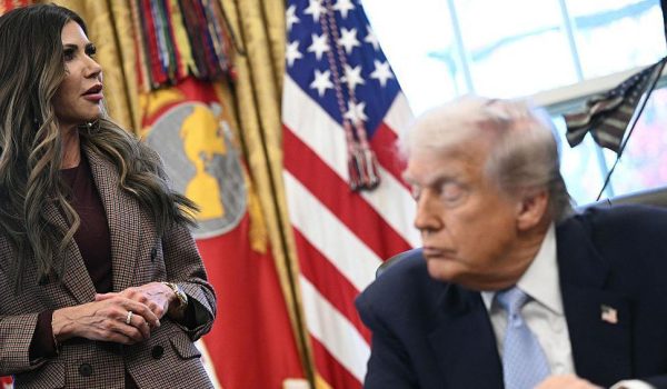 BRENDAN SMIALOWSKI/AFP via Getty Images Donald Trump le encomendó a Kristi Noem una tarea de la que no hay muchos detalles.