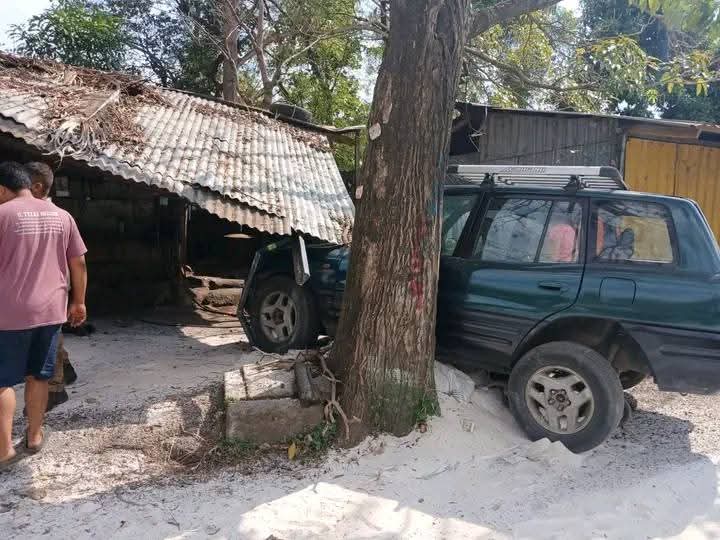 Un furgón colisionó una camioneta en Carretera Sur. Los ocupantes resultaron lesionados.