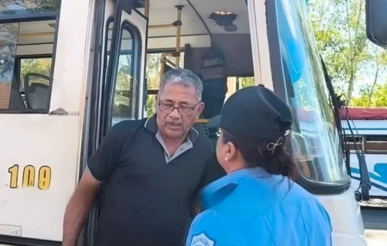 Carlos Anselmo Gadea Ortiz, de 70 años, es el conductor de la ruta 109 que está involucrado en un accidente que dejó un motociclista fallecido. Foto: Nueva Radio Ya.