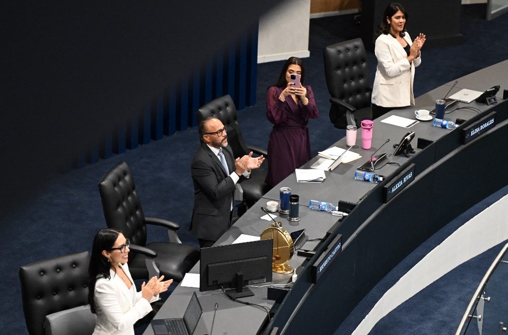 Los diputados del partido Nuevas Ideas (de izquierda a derecha), Suecy Callejas, el presidente del Congreso, Ernesto Castro, Alexia Rivas y Elisa Rosales, celebran tras la ratificación de la reforma constitucional que aprueba la cadena perpetua y extiende el régimen de emergencia a cuatro años en la Asamblea Legislativa de San Salvador, el 26 de marzo de 2026. (Foto de Marvin RECINOS / AFP)